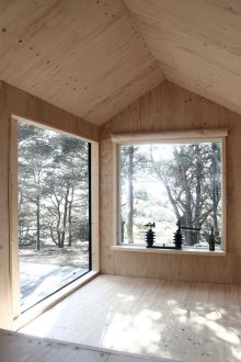 Techo de madera contrachapada en una casa de jardín