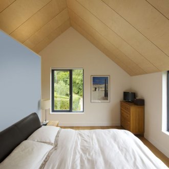 Techo de madera contrachapada en el dormitorio
