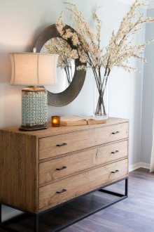 Holzkommode im Wohnzimmer