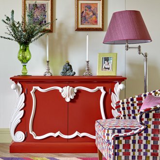 Rote Kommode im Wohnzimmer