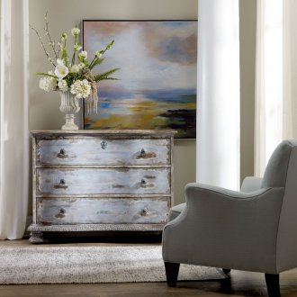 Kommode im Shabby Chic-Stil im Wohnzimmer