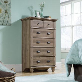 Hohe Kommode im Wohnzimmer