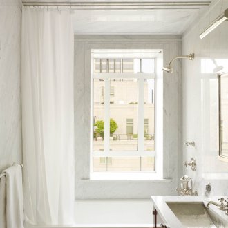 Vindu uten gardiner på badet
