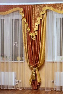 Salon için bir lambrequin ile şık perdeler