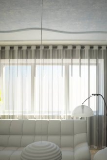 Salon için yarı saydam beyaz perdeler