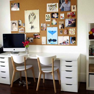 Table pour l'ordinateur dans la pépinière