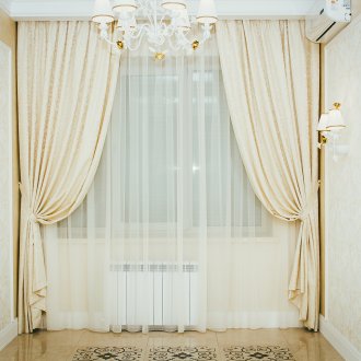 Oturma odasında desenli şık bej perdeler