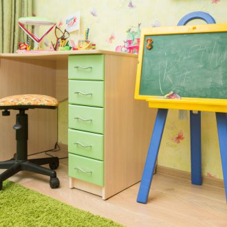 Table avec tiroirs pour enfant