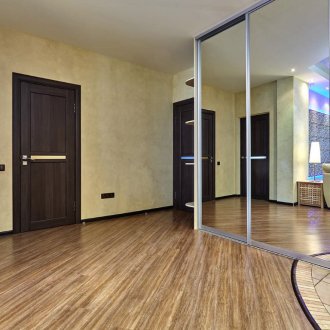 Koridorda yaşlı laminat parke