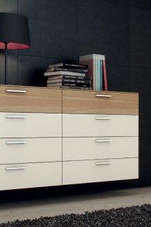 Hängende Kommode im Flur
