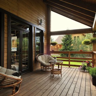 Beveled ceiling on the veranda