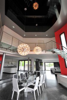 Two-tone ceiling in the house