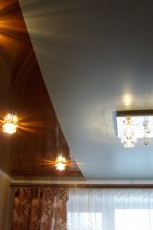 Two-tone ceiling in the living room