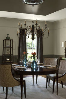 Two-tone ceiling in the dining room
