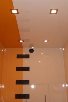 Two-tone ceiling in the bathroom
