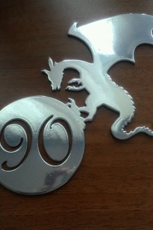 Habitación con un dragón en la puerta del apartamento.