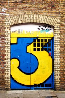 Número pintado en la puerta