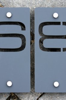 Número de puerta perforada