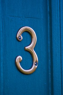 Número en una puerta debajo del oro