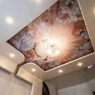 Soffitto teso con stampa fotografica in soggiorno