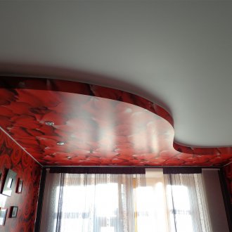 Soffitto rosso elasticizzato con stampa fotografica