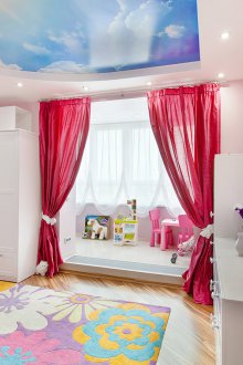Kız çocuk odasında fotoğraf baskısı ile tavan