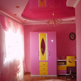 Kız için kreş pembe tavan