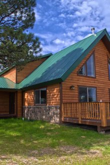 Geniş bir kır evi ahşap sundurma