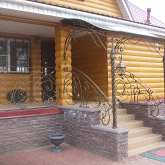 Bir kır evi sundurma güzel Ferforje korkuluk.