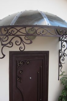 Bir sundurma için metal tepe noktası