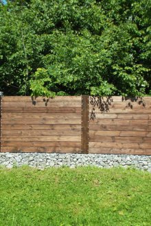 Recinzione con base a gabbione
