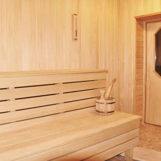 Camlı bir banyo kapısı