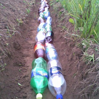 Ülkenin plastik şişeleri ile drenaj
