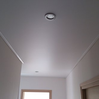 Satin ceiling in the hallway