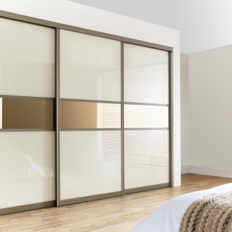 Hinged cabinet doors