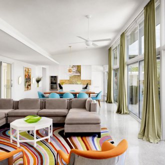 Panoramik bir pencere üzerinde modern perdeler