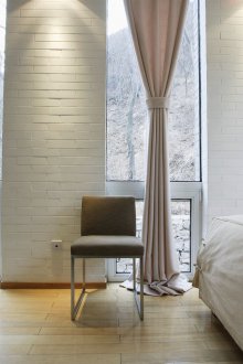 Yatak odasında modern perdeler