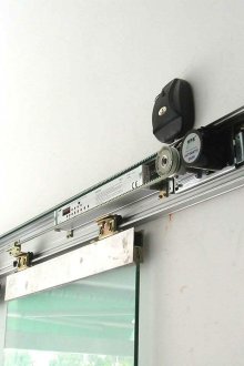 Automatic sliding door