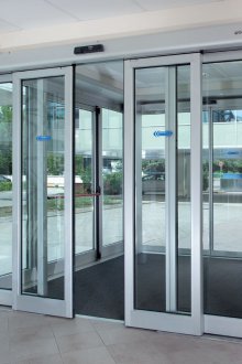 Automatic metal door