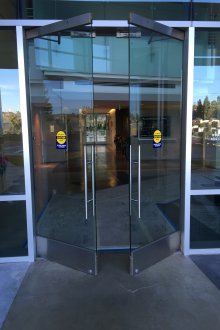 Automatic swing door