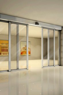 Automatic door with closing mechanism
