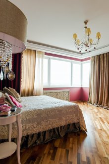 Yatak odasında bordo duvar kağıdı