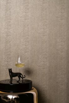 Bir yılan derisi altında duvar kağıdı
