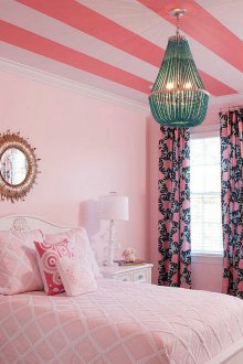 Tavanda pembe duvar kağıdı