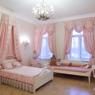 Lambrequin ile pembe perdeler