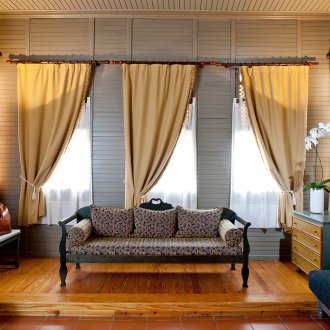 Beige gardiner i huset