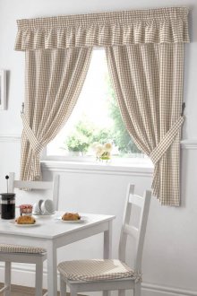 Beige sjekket gardiner