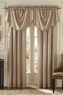 Beige gardiner med lambrequin