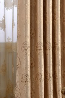 Beige mønstrede gardiner