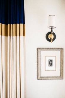 Beige gardiner i tre farger